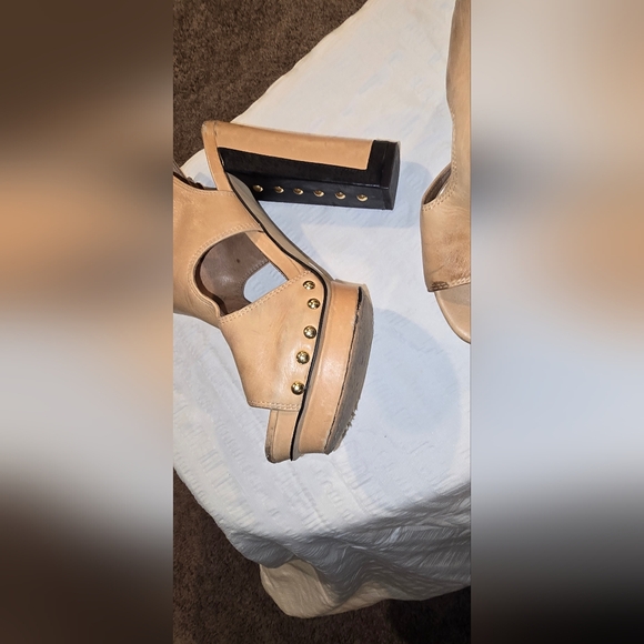 Vince Camuto, wide leather heeled shoes, with studs.  size 7. beige color - Picture 5 of 7